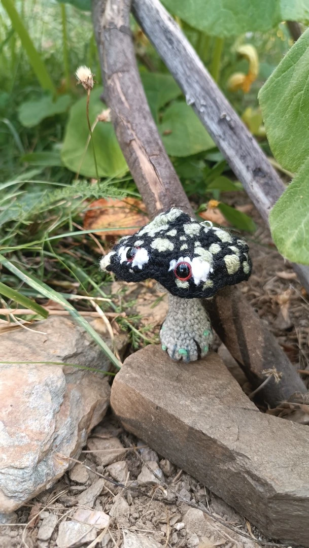 Porte-clés , champignon , Champi'fou noir aux spores vert clair psychédélique, crocheté main acrylique, ouate hypoallergénique – Image 7