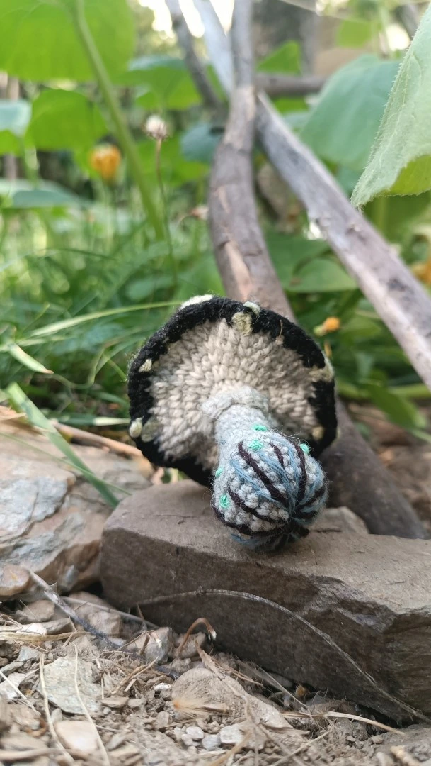 Porte-clés , champignon , Champi'fou noir aux spores vert clair psychédélique, crocheté main acrylique, ouate hypoallergénique – Image 2