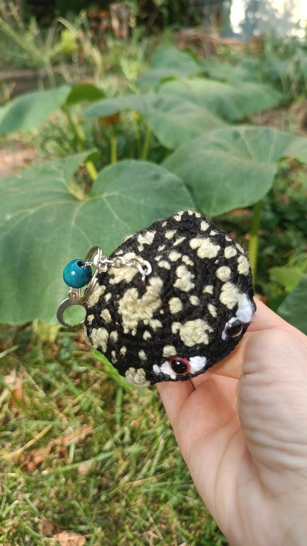 Porte-clés , champignon , Champi'fou noir aux spores vert clair psychédélique, crocheté main acrylique, ouate hypoallergénique – Image 8