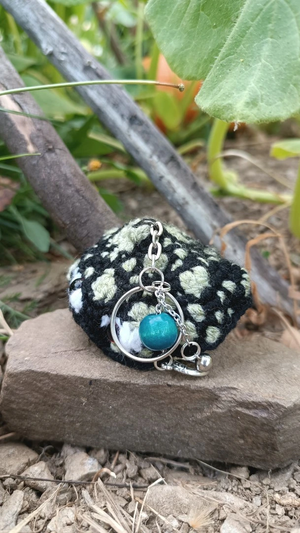 Porte-clés , champignon , Champi'fou noir aux spores vert clair psychédélique, crocheté main acrylique, ouate hypoallergénique – Image 9