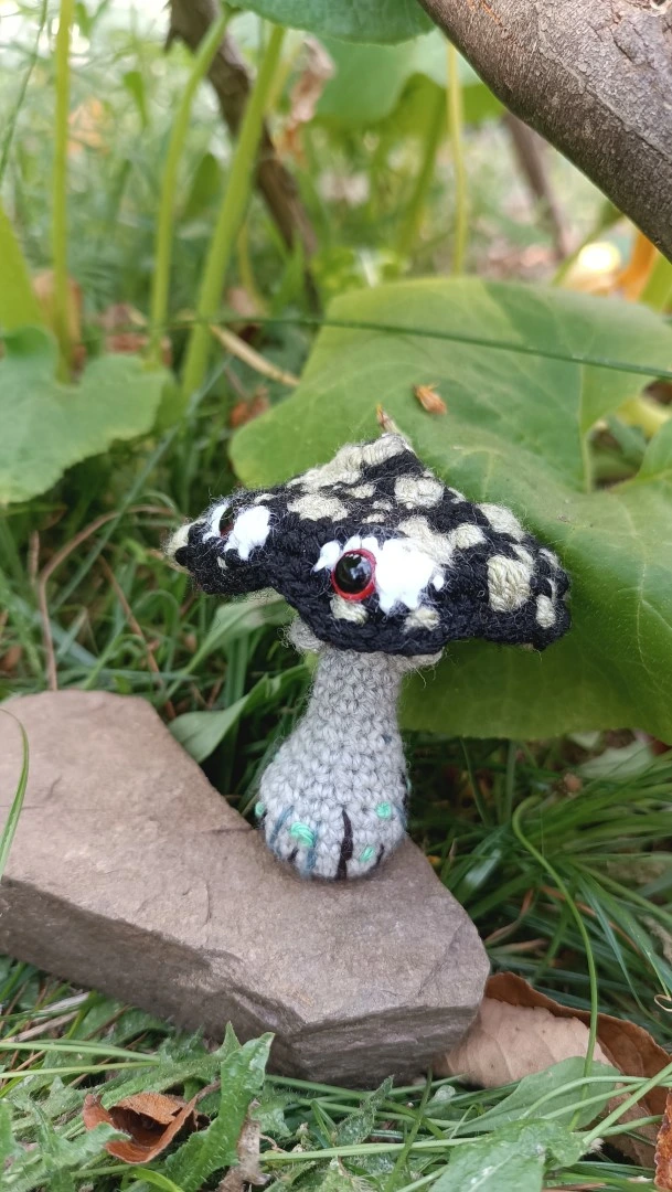 Porte-clés , champignon , Champi'fou noir aux spores vert clair psychédélique, crocheté main acrylique, ouate hypoallergénique – Image 10