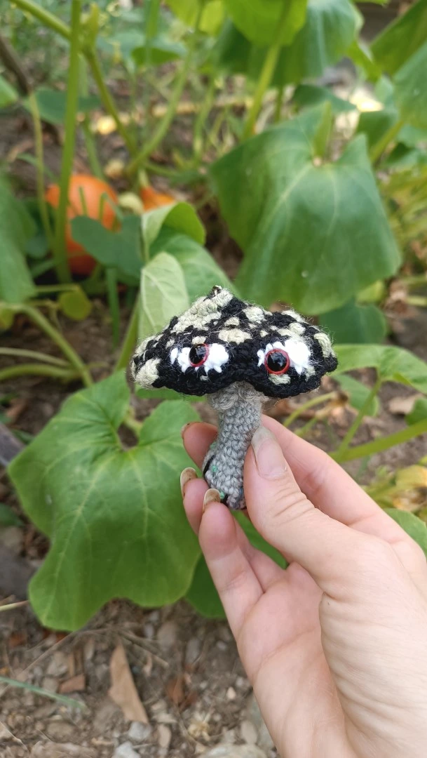 Porte-clés , champignon , Champi'fou noir aux spores vert clair psychédélique, crocheté main acrylique, ouate hypoallergénique – Image 11