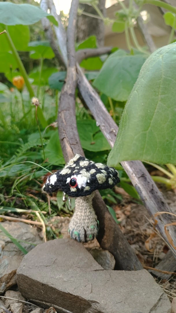 Porte-clés , champignon , Champi'fou noir aux spores vert clair psychédélique, crocheté main acrylique, ouate hypoallergénique – Image 3