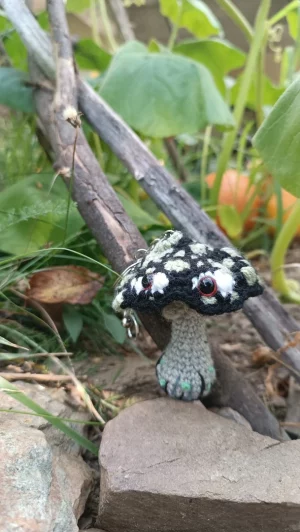 Porte-clés , champignon , Champi'fou noir aux spores vert clair psychédélique, crocheté main acrylique, ouate hypoallergénique