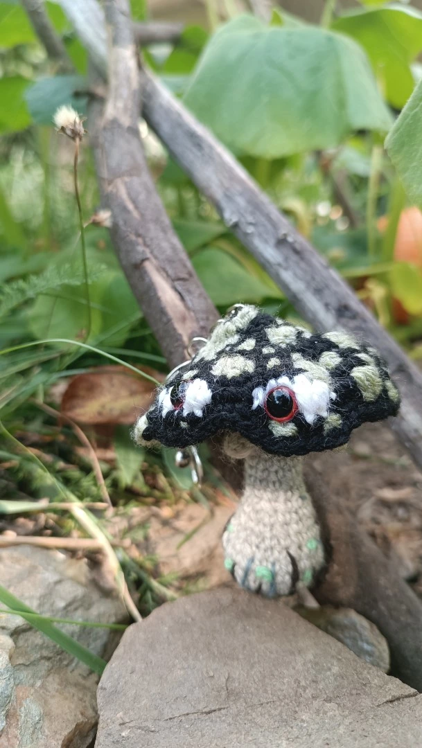Porte-clés , champignon , Champi'fou noir aux spores vert clair psychédélique, crocheté main acrylique, ouate hypoallergénique – Image 5