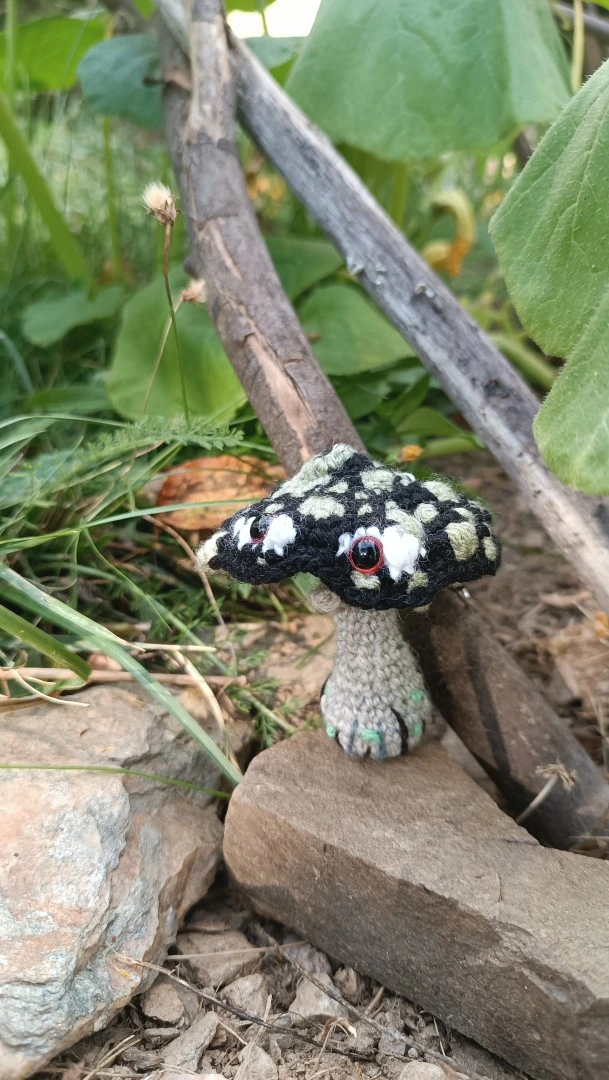 Porte-clés , champignon , Champi'fou noir aux spores vert clair psychédélique, crocheté main acrylique, ouate hypoallergénique – Image 6