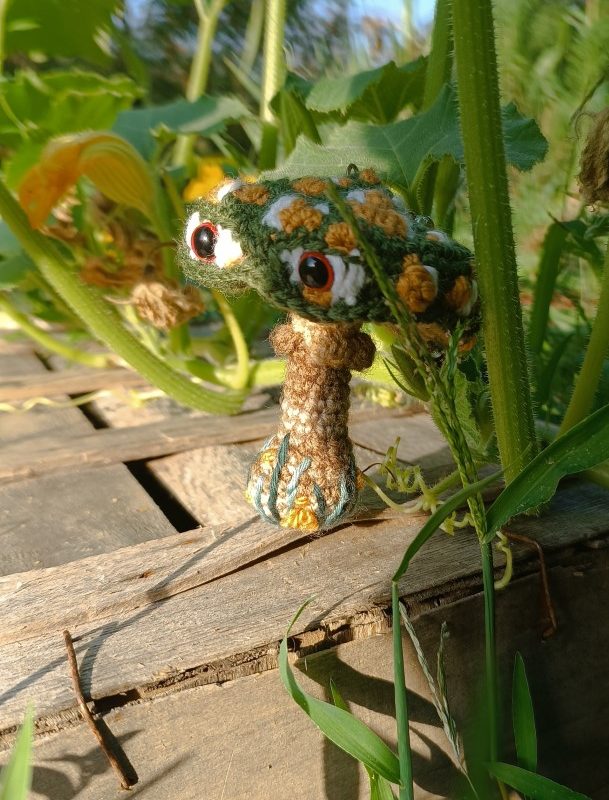Porte-clés , champignon , Champi’fou Vert aux spores jaunet et blanc psychédélique, crocheté main acrylique, ouate hypoallergénique