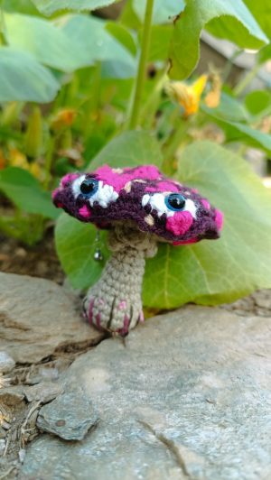Porte-clés , champignon , Champi'fou Violet aux spores rose fluo et beige psychédélique, crocheté main acrylique, ouate hypoallergénique