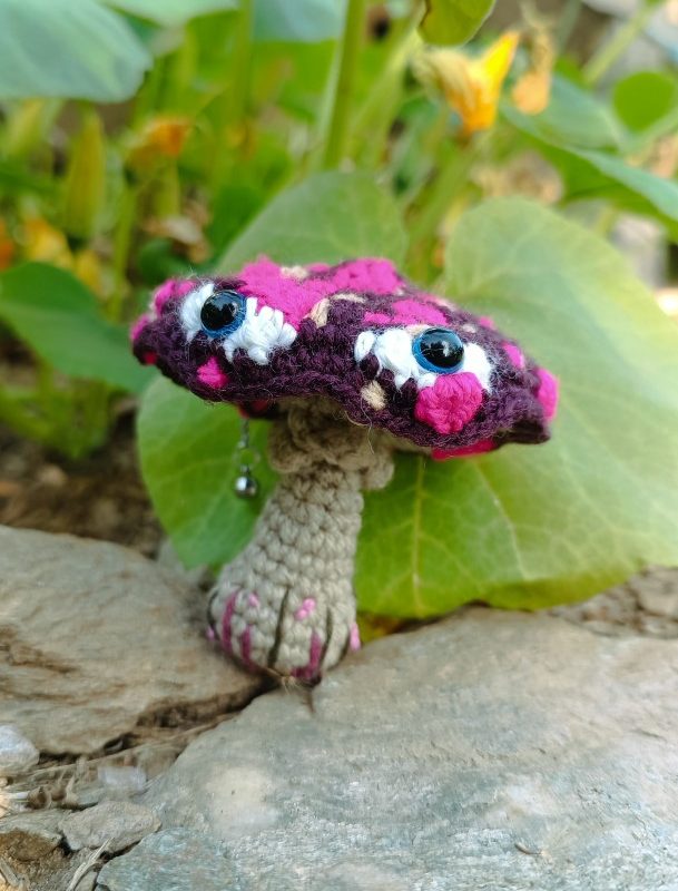 Porte-clés , champignon , Champi’fou Violet aux spores rose fluo et beige psychédélique, crocheté main acrylique, ouate hypoallergénique