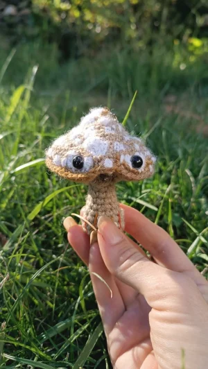 Porte-clés , champignon , Champi'fou beige aux spores blanc psychédélique, crocheté main acrylique, ouate hypoallergénique