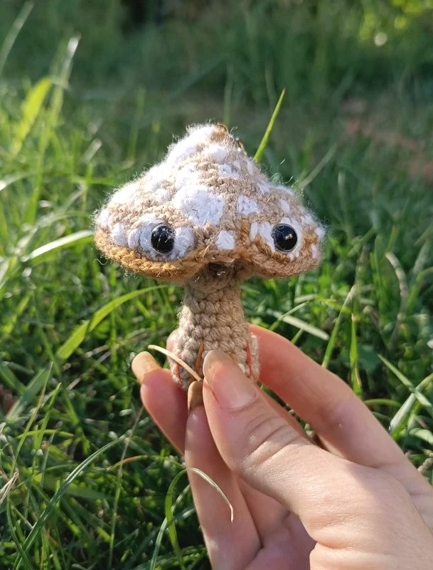 Porte-clés , champignon , Champi’fou beige aux spores blanc psychédélique, crocheté main acrylique, ouate hypoallergénique