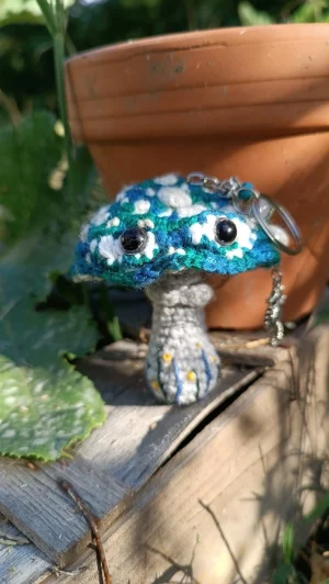 Porte-clés , champignon , Champi'fou bleu vert aux spores blanc et vert psychédélique, crocheté main acrylique, ouate hypoallergénique