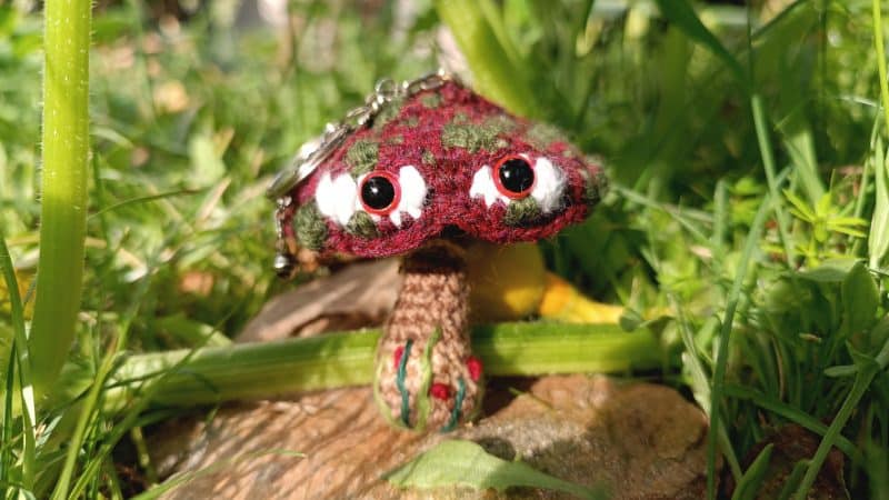 Porte-clés , champignon , Champi'fou bordeaux aux spores vert psychédélique, crocheté main acrylique, ouate hypoallergénique , boutons apprêt – Image 7