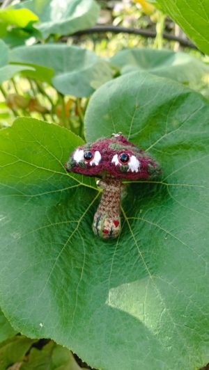 Porte-clés , champignon , Champi'fou bordeaux aux spores vert psychédélique, crocheté main acrylique, ouate hypoallergénique , boutons apprêt