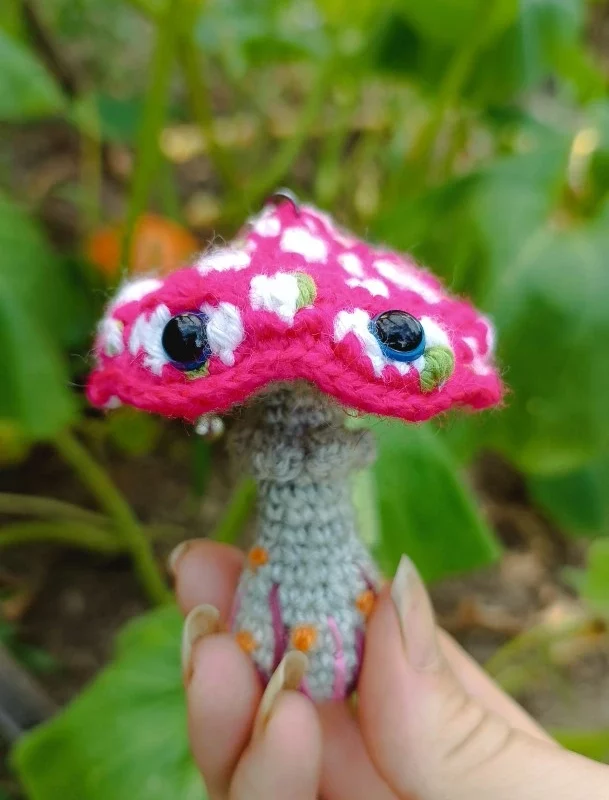 Porte-clés , champignon , Champi’fou Rose fluo aux spores Blanc et vert psychédélique, crocheté main acrylique, ouate hypoallergénique