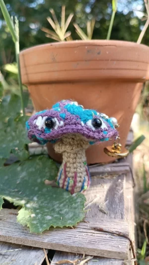 Porte-clés , champignon , Champi'fou violet aux spores bleu et vert psychédélique, crocheté main acrylique, ouate hypoallergénique