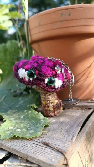 Porte-clés , champignon , Champi'fou violet aux spores fushia psychédélique, crocheté main acrylique, ouate hypoallergénique