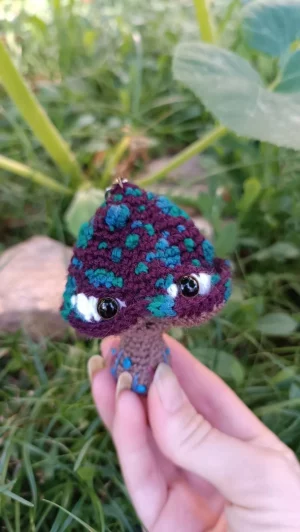 Porte-clés , champignon , Champi'fou Violet aux spores bleu vert psychédélique, crocheté main acrylique, ouate hypoallergénique