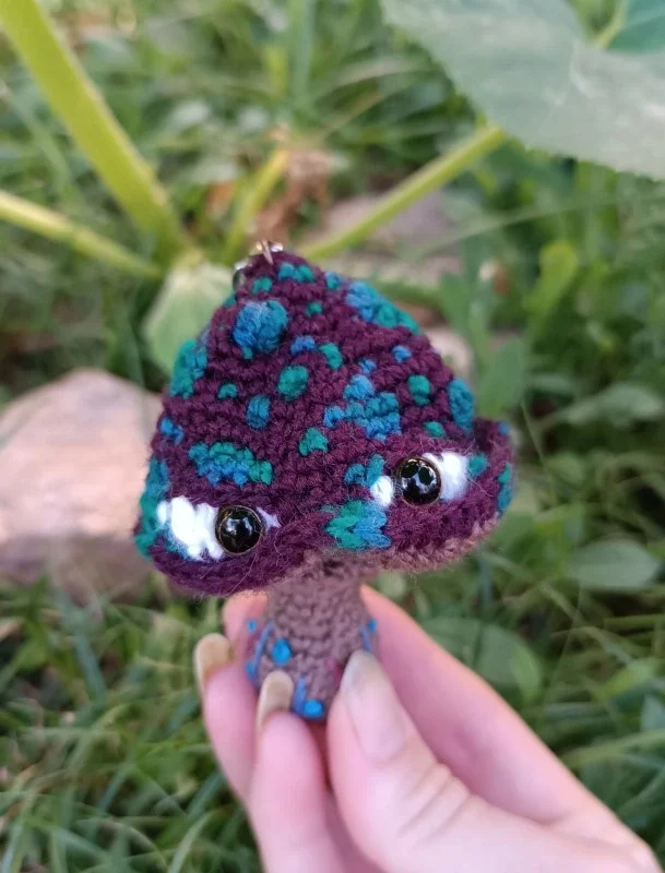 Porte-clés , champignon , Champi’fou Violet aux spores bleu vert psychédélique, crocheté main acrylique, ouate hypoallergénique