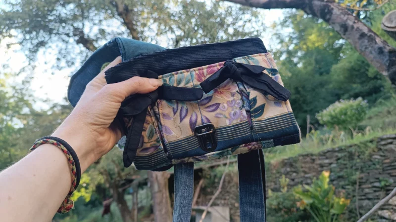 Petit sac bandoulière, "Soufflette" « Carpe Koï & Jardin Bohème », jeans et coton , motif au crochet en 3D – Image 11