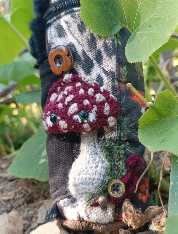 Trousse pot cylindrique, Lo Casal des Champifou, L’apothicaire, motif crochet cotons, jeans fausse fourrure, simili