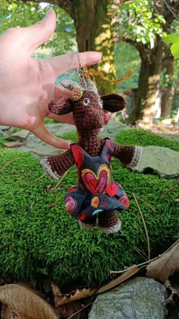 Porte-clés "Qui rend chèvre", Biquette à cœur – crochetée à la main, acrylique, poly-cotons , boutons apprêt
