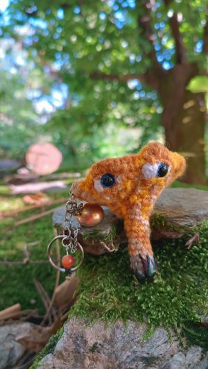 Porte-clés , champignon , Champi'fou Miss Gigi la Girolle, aux yeux bleu accroche côté , crocheté main acrylique, ouate hypoallergénique