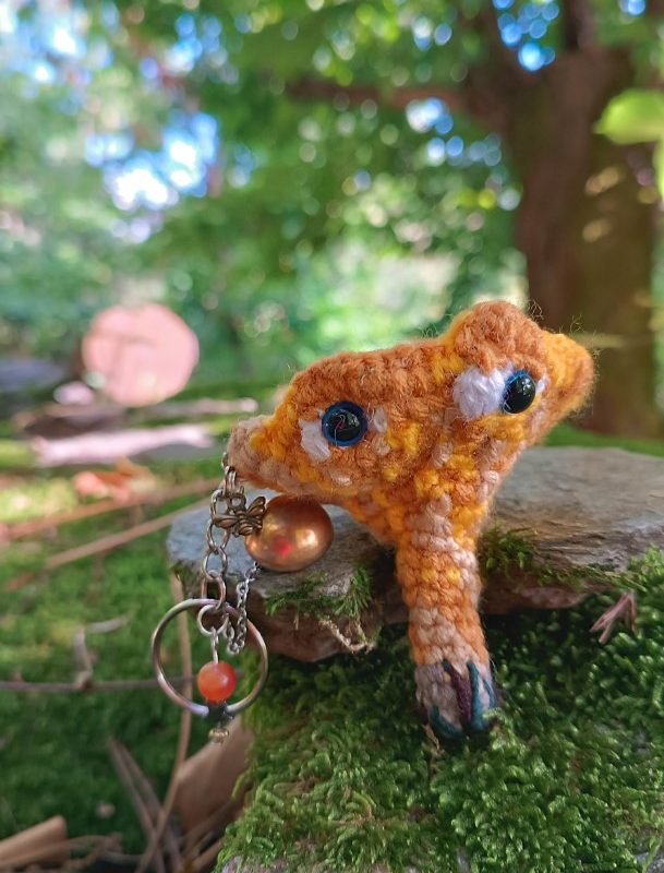 Porte-clés , champignon , Champi'fou Miss Gigi la Girolle, aux yeux bleu accroche côté , crocheté main acrylique, ouate hypoallergénique