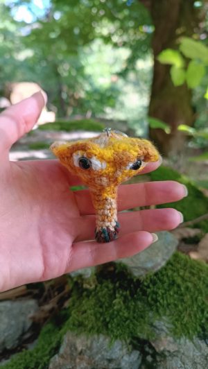 Porte-clés , champignon , Champi'fou Miss Gigi la Girolle, aux yeux clair accroche millieu , crocheté main acrylique, ouate hypoallergénique