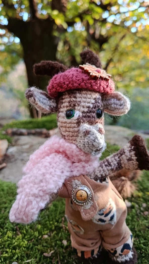 Porte-clés "Qui rend chèvre", Biquette 🐐 Bohémine des Bois – la biquette des cœurs libres – crochetée à la main, acrylique, poly-cotons , boutons apprêt