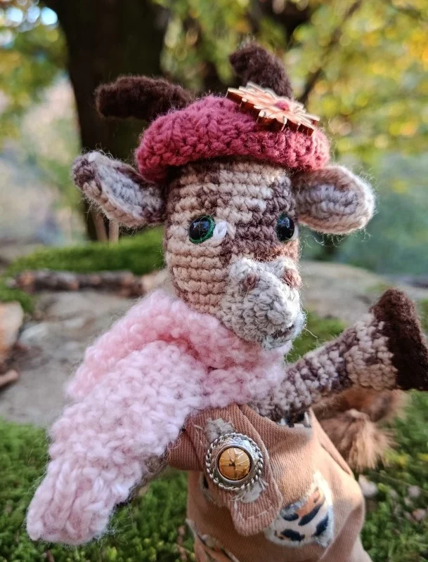 Porte-clés « Qui rend chèvre », Biquette 🐐 Bohémine des Bois – la biquette des cœurs libres – crochetée à la main, acrylique, poly-cotons , boutons apprêt