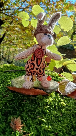 🗝️🐇 Les Porte-Clés (ou Talisman) qui conjurent les lapins posés et les clés envolées Hazel — le lièvre du noisetier, crocheté main, salopette léopard & bois naturel