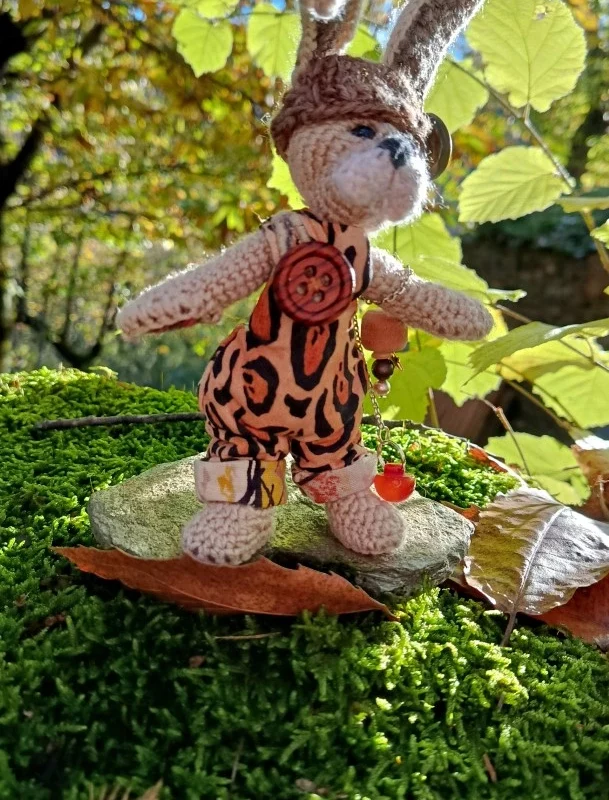 🗝️🐇 Les Porte-Clés (ou Talisman) qui conjurent les lapins posés et les clés envolées Hazel — le lièvre du noisetier, crocheté main, salopette léopard & bois naturel