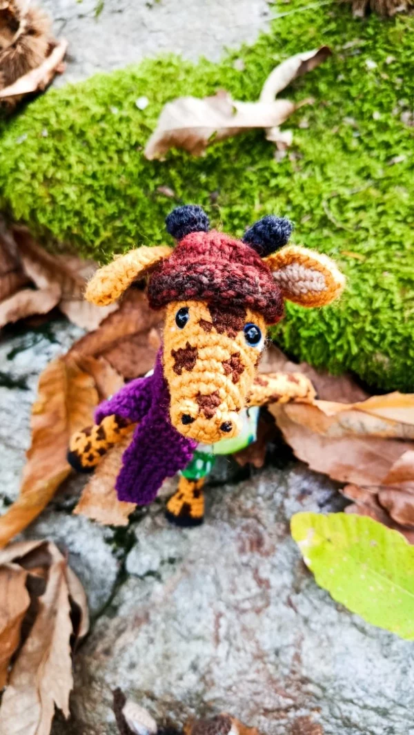 Les Porte-Clés (ou Talisman) qui font Lever la Tête 🗝️🦒  Folia — la girafe aventurière -  crochetée à la main, acrylique, poly-cotons , boutons apprêt
