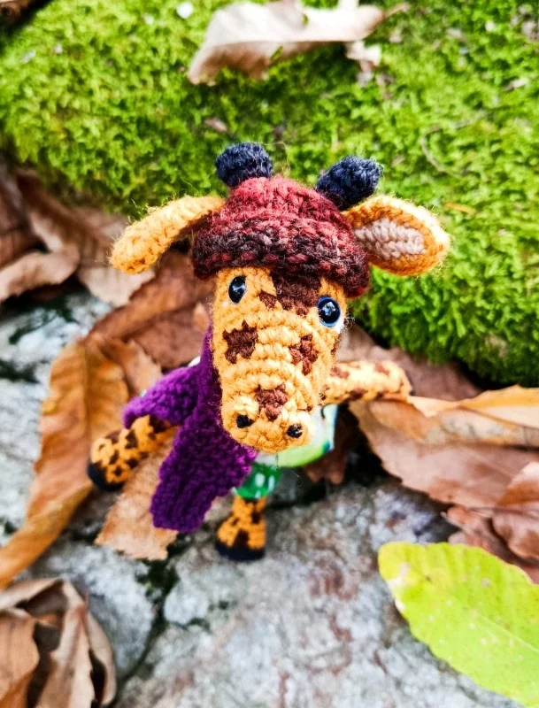 Les Porte-Clés (ou Talisman) qui font Lever la Tête 🗝️🦒 Folia — la girafe aventurière – crochetée à la main, acrylique, poly-cotons , boutons apprêt