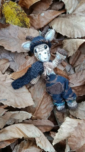 Les Porte-Clés qui rendent Chèvre 🗝️🐐 Petit Bouc Larcin — le cambrioleur de cœurs – crochetée à la main, acrylique, poly-cotons , boutons apprêt