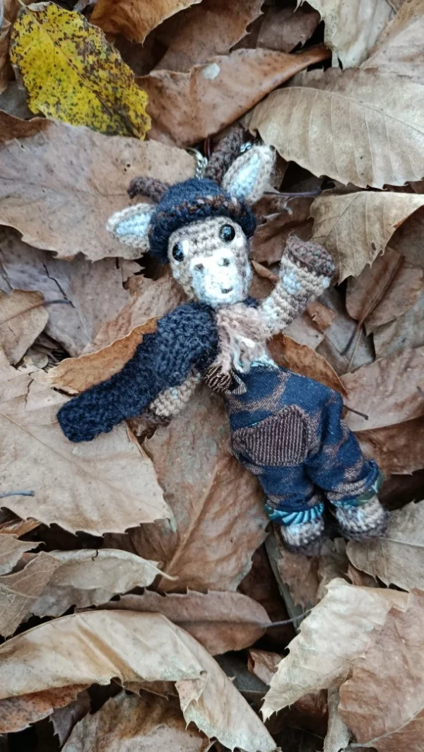 Les Porte-Clés qui rendent Chèvre 🗝️🐐 Petit Bouc Larcin — le cambrioleur de cœurs – crochetée à la main, acrylique, poly-cotons , boutons apprêt