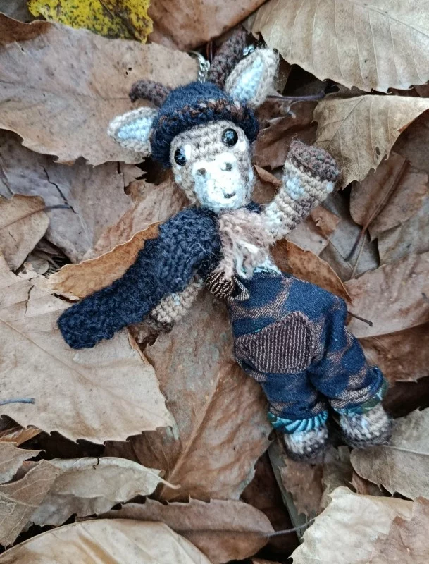 Les Porte-Clés qui rendent Chèvre 🗝️🐐 Petit Bouc Larcin — le cambrioleur de cœurs – crochetée à la main, acrylique, poly-cotons , boutons apprêt