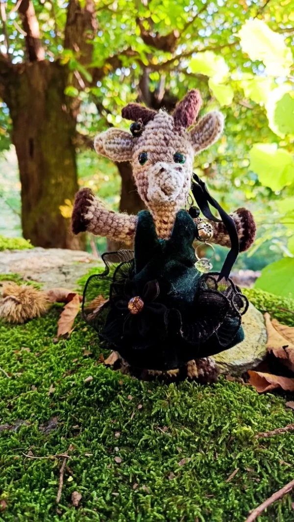 Porte-clés "Qui rend chèvre", Biquette 🐐 ÉMERAUDE DES BOIS — La Biquette des clairières enchantées – crochetée à la main, acrylique, poly-cotons , boutons apprêt