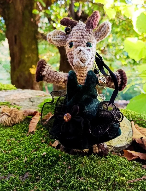 Porte-clés « Qui rend chèvre », Biquette 🐐 ÉMERAUDE DES BOIS — La Biquette des clairières enchantées – crochetée à la main, acrylique, poly-cotons , boutons apprêt