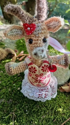 Porte-clés "Qui rend chèvre", Biquette 🐐 ROUGELINE DU CŒUR — La Messagère des élans tendres – crochetée à la main, acrylique, poly-cotons , boutons apprêt