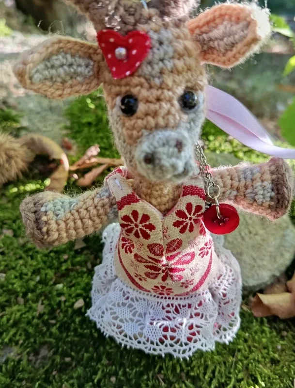 Porte-clés "Qui rend chèvre", Biquette 🐐 ROUGELINE DU CŒUR — La Messagère des élans tendres – crochetée à la main, acrylique, poly-cotons , boutons apprêt