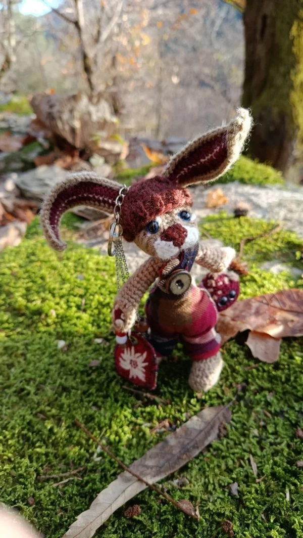 🗝️🐇 Les Porte-Clés (ou Talisman) qui conjurent les lapins posés et les clés envolées ROWAN — le lièvre sylvestre  Gardien des passages et des poches rêveuses, crocheté main, salopette Tartan & bouton en grès