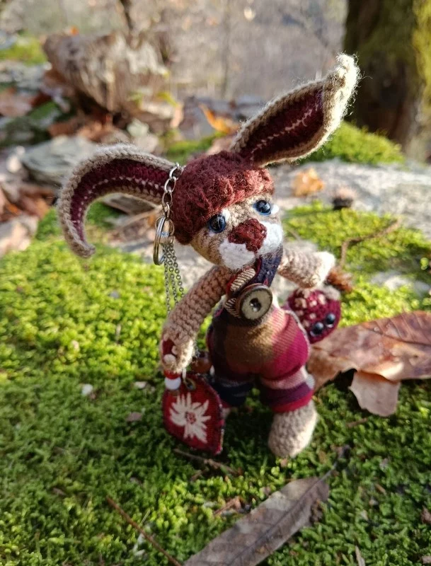 🗝️🐇 Les Porte-Clés (ou Talisman) qui conjurent les lapins posés et les clés envolées ROWAN — le lièvre sylvestre Gardien des passages et des poches rêveuses, crocheté main, salopette Tartan & bouton en grès