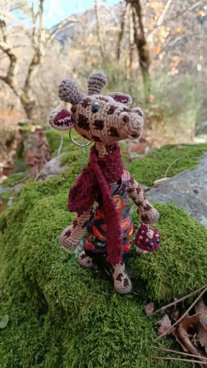 Les Porte-Clés (ou Talisman) qui font Lever la Tête 🗝️🦒  🦒 Altaïra — la Girafe des Sous-Bois Célestes Exploratrice discrète & rêveuse de haute altitude-  crochetée à la main, acrylique, poly-cotons , boutons apprêt