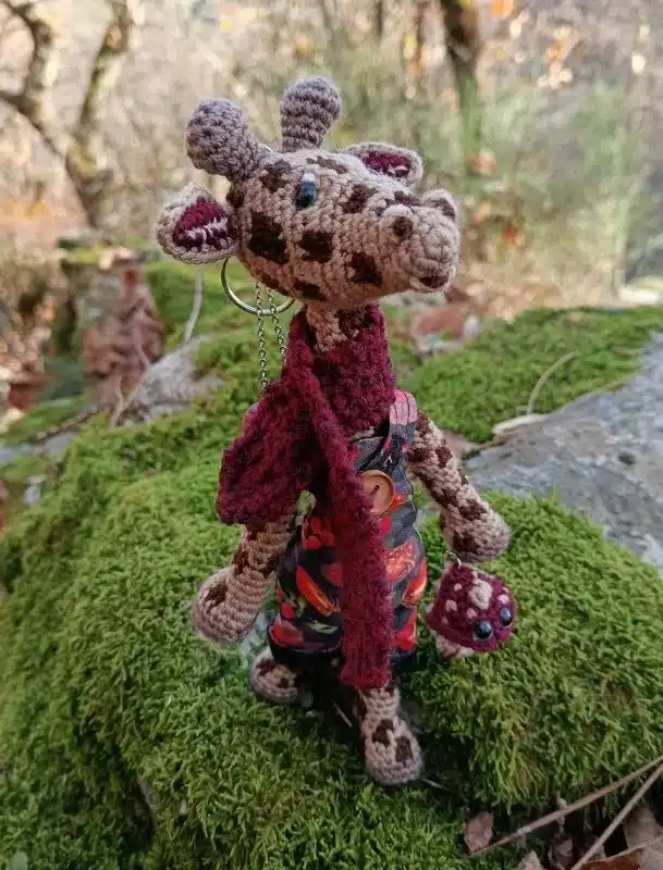Les Porte-Clés (ou Talisman) qui font Lever la Tête 🗝️🦒 🦒 Altaïra — la Girafe des Sous-Bois Célestes Exploratrice discrète & rêveuse de haute altitude- crochetée à la main, acrylique, poly-cotons , boutons apprêt