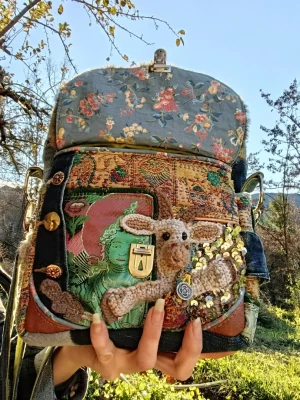 Petite pochette, Pitchoune Ensarriada "TUTTARE – La Cabre Sereine sous l’Aile de Tara", jean, rayonne, soie, simili,  coton, motif au crochet