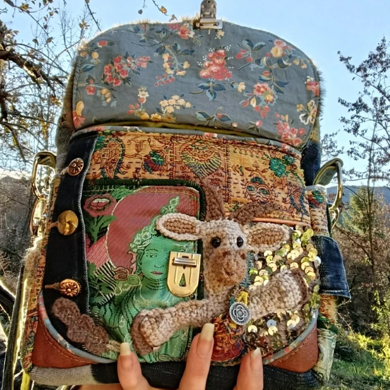 Petite pochette, Pitchoune Ensarriada « TUTTARE – La Cabre Sereine sous l’Aile de Tara », jean, rayonne, soie, simili, coton, motif au crochet