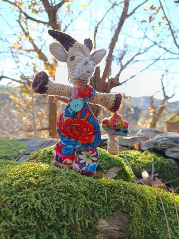 Porte-clés "Qui rend chèvre", Biquette 🌼 Faya — l’Éclaireuse des Caravanes Lumineuses– crochetée à la main, acrylique, poly-cotons , boutons apprêt