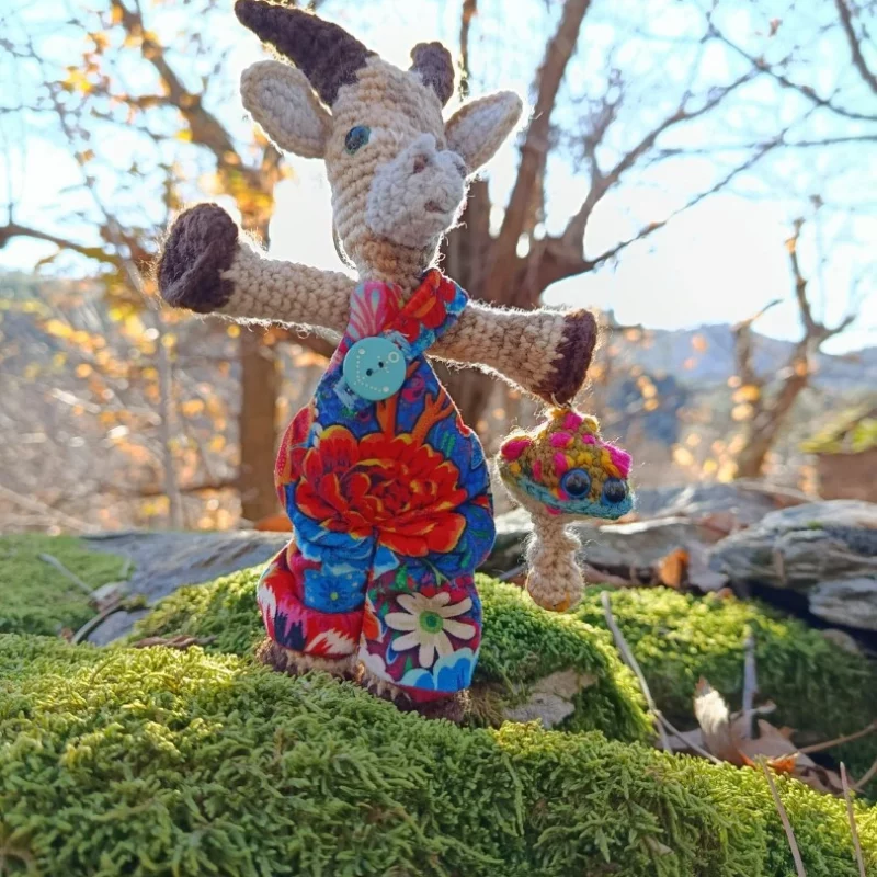 Porte-clés « Qui rend chèvre », Biquette 🌼 Faya — l’Éclaireuse des Caravanes Lumineuses– crochetée à la main, acrylique, poly-cotons , boutons apprêt (Copie)